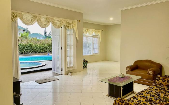 Royal Villa by CozyVilla at Puncak Resort Cipanas