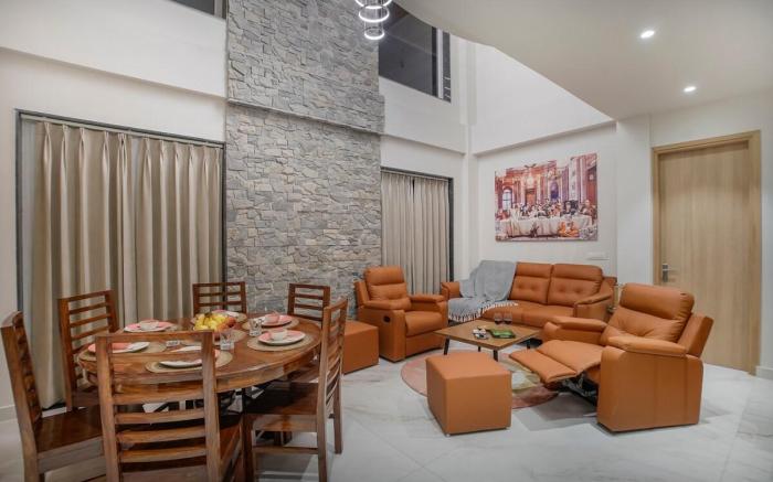 ScarlettPeaks |Luxe 4BHK w/HomeTheatre & Pooltable