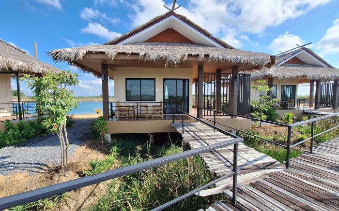 Nabua Thalenoi Resort นาบัว ทะเลน้อย รีสอร์ท