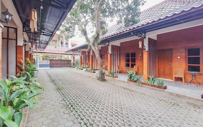 RedDoorz Syariah Omah Tentrem near Pakuwon Mall