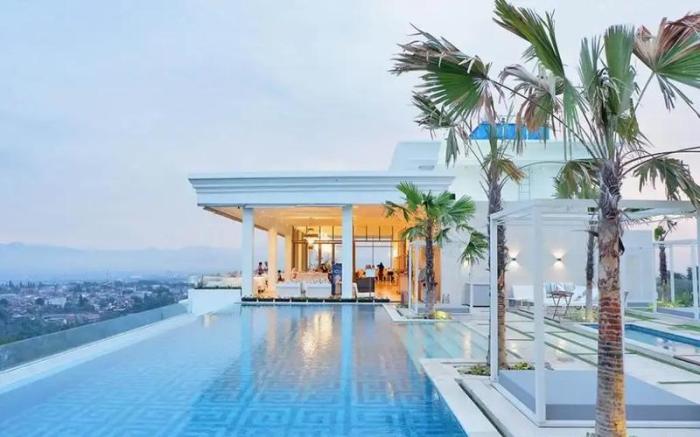 Minimalist Look Studio Apt at Art Deco By Travelio