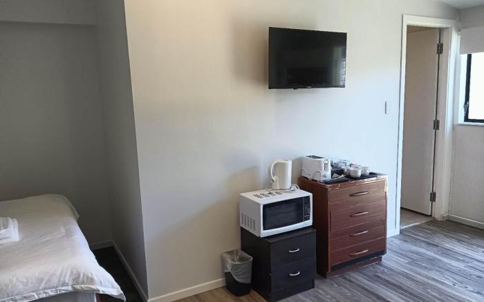 Two double and 1 sofa beds garden chalet, 7C