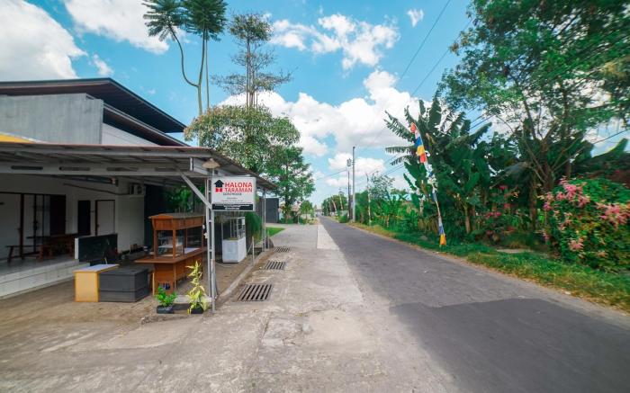 Halona Taraman Guest House by Yurooms