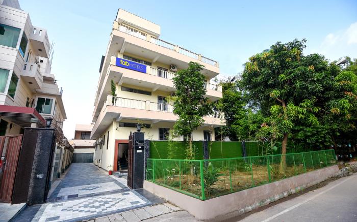 FabHotel Sai Village