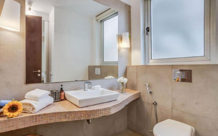 Chic 2BHK with Rooftop Pool near Coco Beach