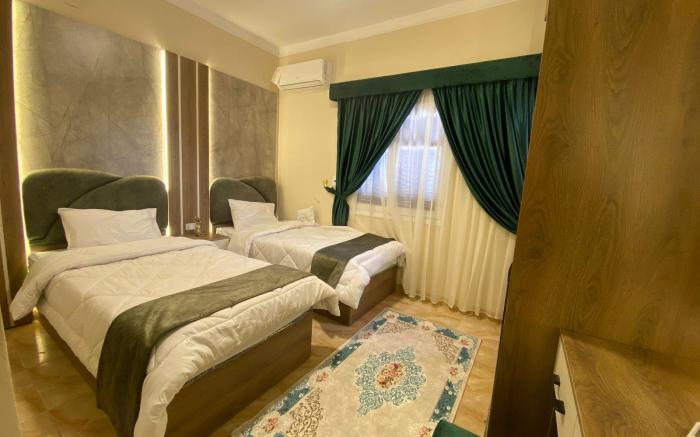 Global pyramids boutique