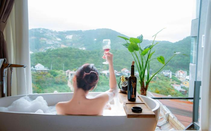 CLOUDY HILLSIDE BOUTIQUE