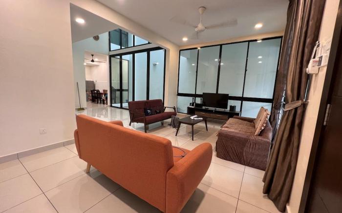 Mount Austin 4bed4bath 16pax