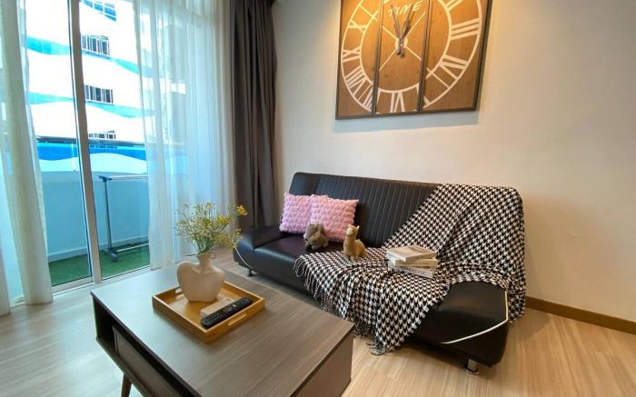 The Wave 2BR 4Pax A12 Poolview - NetFlix/Parking