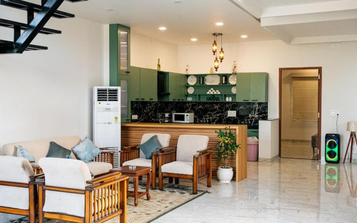 Grandeur 8 BHK Farm w/ pool, Garden & Bonfire