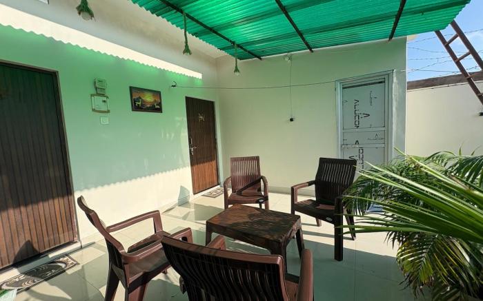 Spacious 2BHK w/ Rooftop Grass, 300m to Assi Ghat