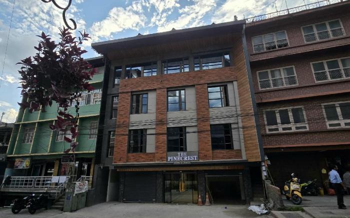 The Pinecrest Hotel & Lounge