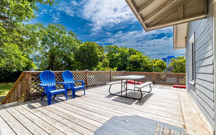 5 Bedrm 2 King Central Huge Private Yard/Deck/BBQ