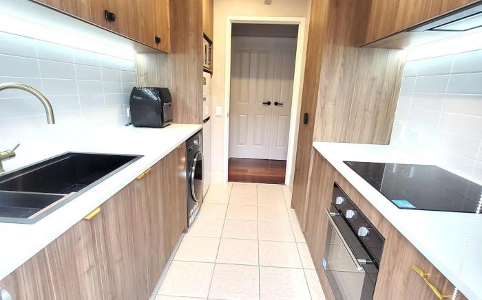 A slice of Melbourne! Room 1 Shared Bath/ Kitchen.