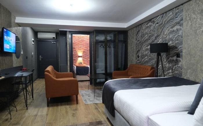 Urban Ease in a Sleek Maltepe Space