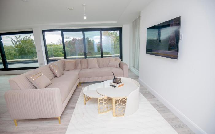 LUXURY 3 BEDROOM PENTHOUSE APARTMENT 