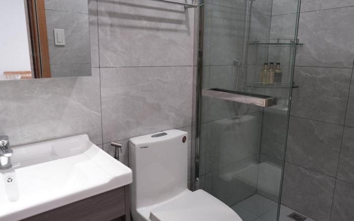 Stylish 1BR Condo with Infinity Pool & Gym