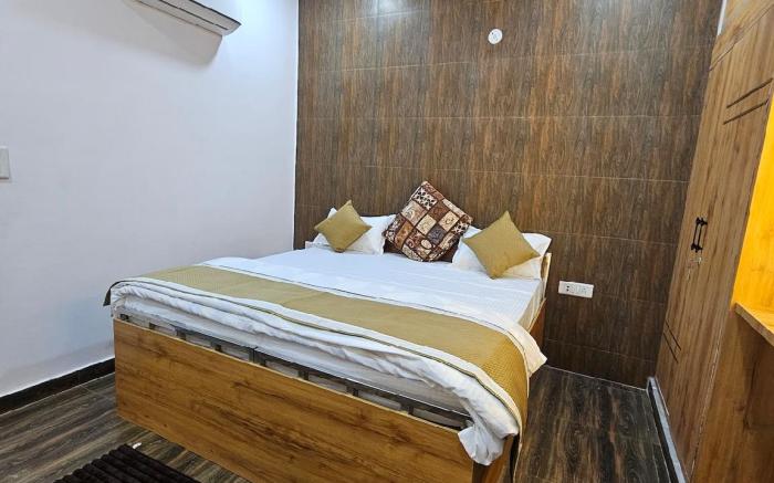 B&B Near Taj Mahal | Ideal for Families & Friends