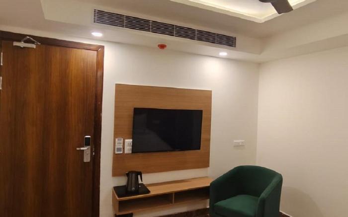 Royal Raven Hotel and Banquet 