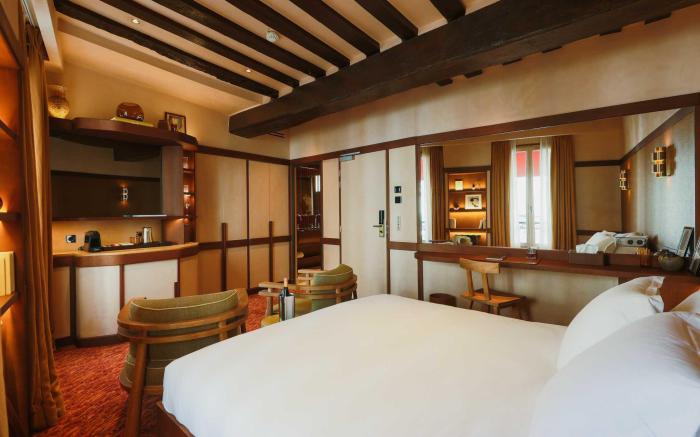 Confidential Room-5, stone's throw from the Louvre