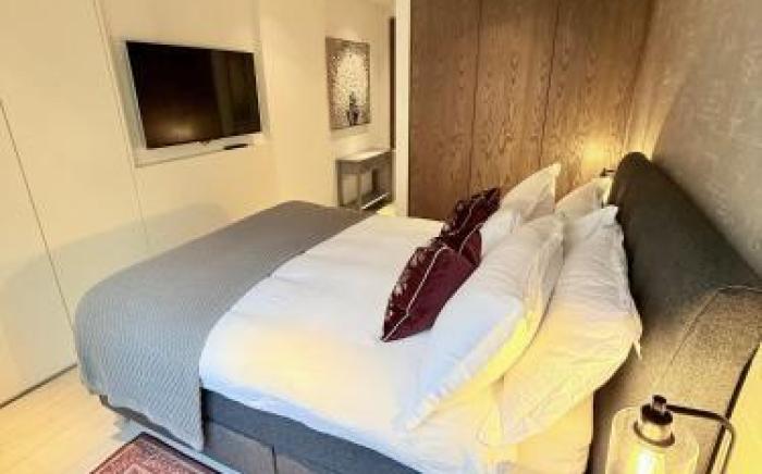 Central London Designer Home w Game Room and AC