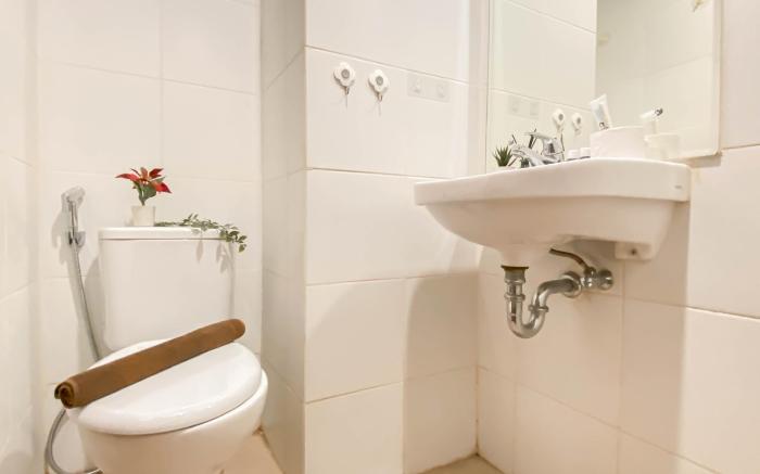 1BR at Vittoria near Daan Mogot Mall By Travelio