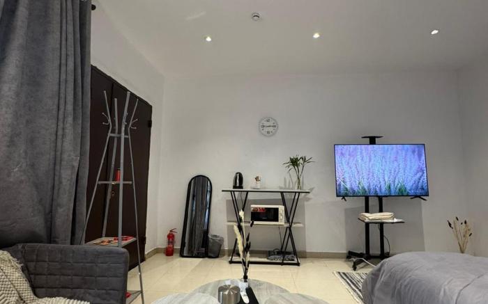 استيديو راقي حي الثقبه