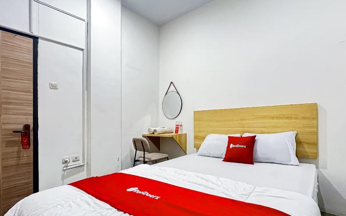 RedDoorz @ PB Inn near Stasiun Juanda