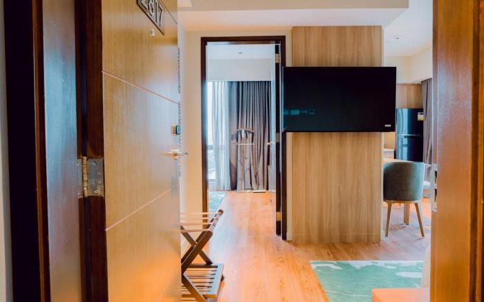 One Bedroom Suite with Canal view