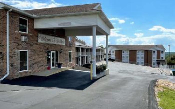 Schmidt's Creek Hotel