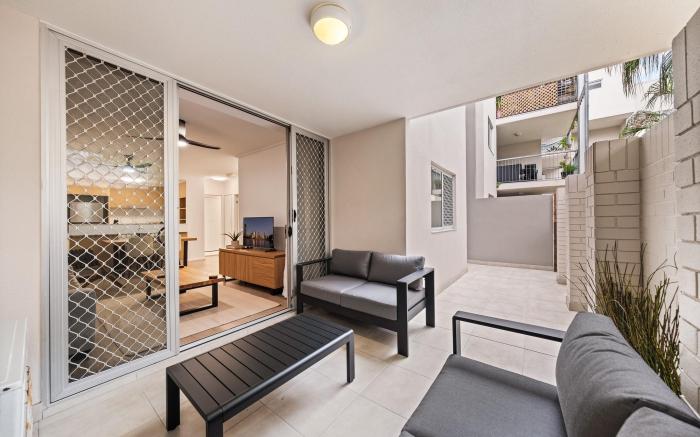 Vibrant 2-Bed Apartment with Pool and Gym Access