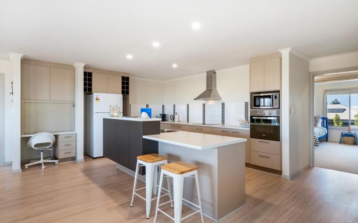 Large Upstairs Family Stay Near Middleton Beache