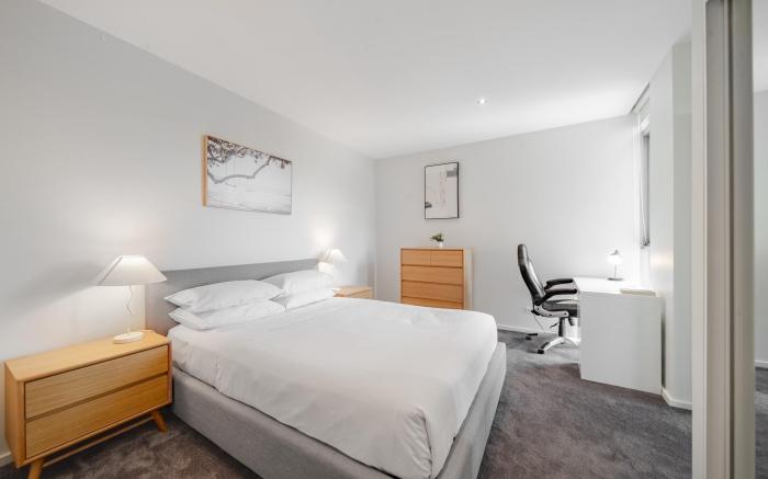 Stylish 1-Bed Flat with Pool, BBQ & Sauna Access