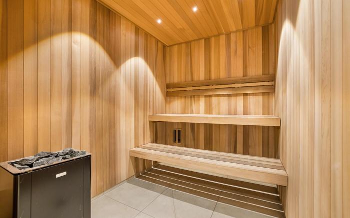 Stay Near Botanic Garden with Gym, Sauna & Parking