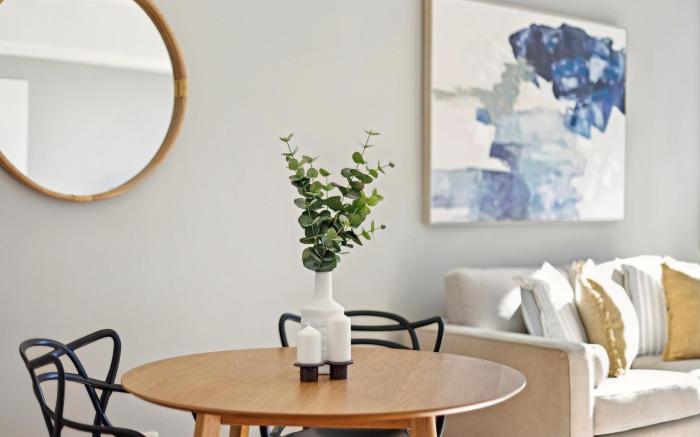 Elegant Inner-City 1-Bed with Rooftop Dining