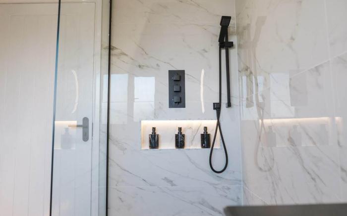 Modern City-Centre Home | Sleeps 12 | Free Parking