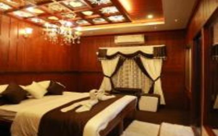 Whispering Waters Houseboat