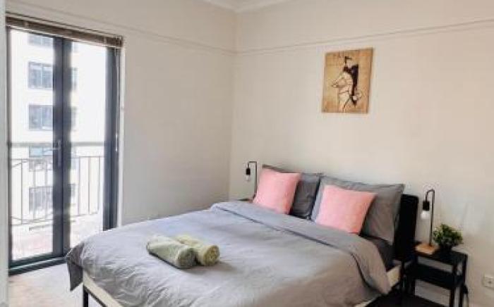 Minimalist 2-Bed, 2-Bath Apartment - Free Parking