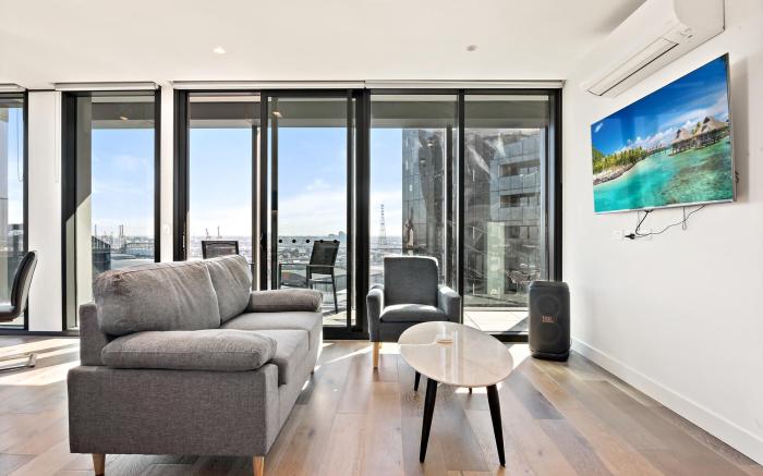 Bright 2-Bed Retreat with Pool, Gym & Sauna Access