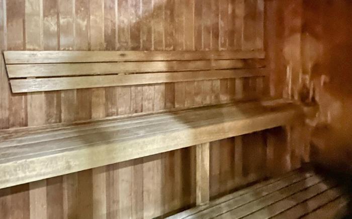 2-Bed City Apartment with Gym & Pool Access