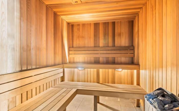 Stunning River View 2-Bed with Pool, Sauna and Gym