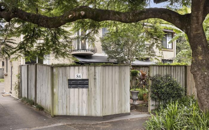 Charming 2-Bed Terrace in Prestigious Ascot