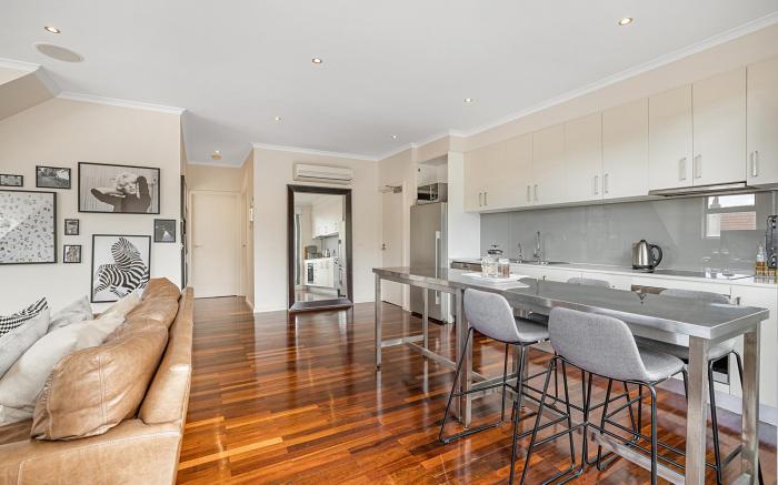 Stunning 2-Bed Unit with BBQ Patio near Dining