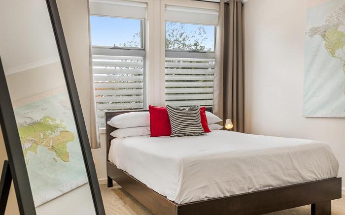 Stunning 2-Bed Unit with BBQ Patio near Dining