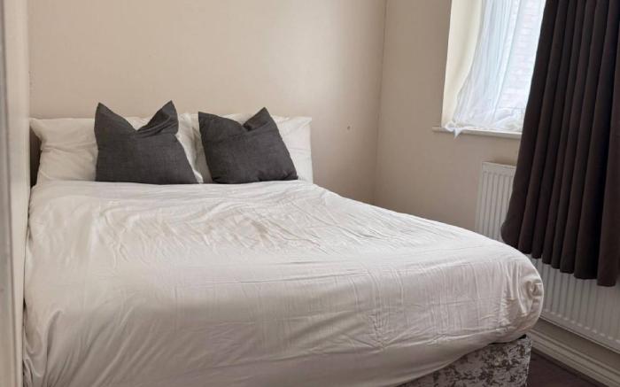 Peaceful Family Home in Tilbury with Garden  Parking for 3 Cars