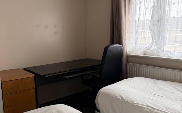 Peaceful Family Home in Tilbury with Garden  Parking for 3 Cars