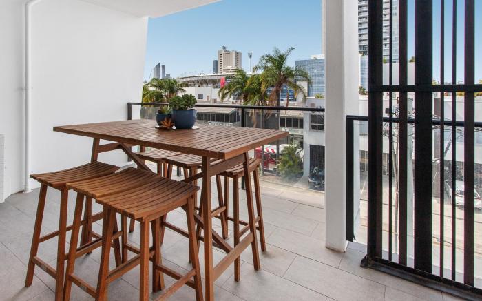 Spacious 2-Bed Unit With Balcony Next to The Gabba
