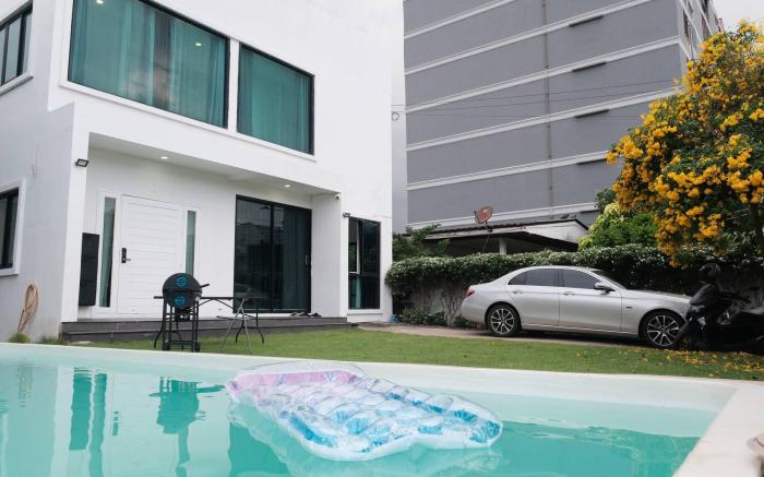 Modern Private Pool Villa in Sukhumvit