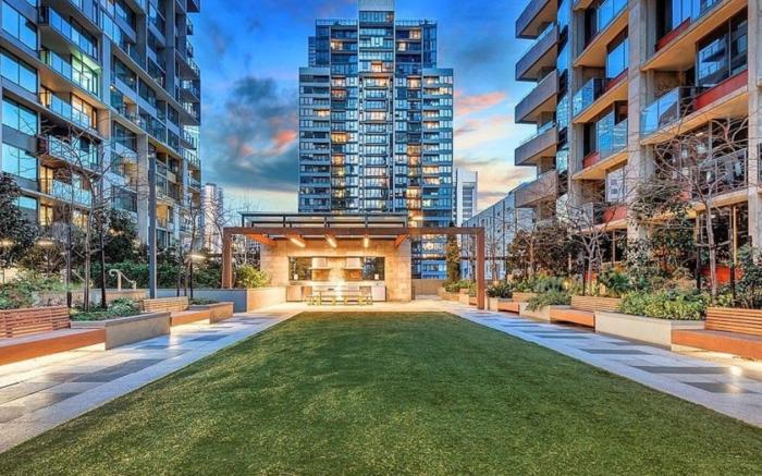 Melbourne CBD 2Bed with Gym, Sauna & Pool Access