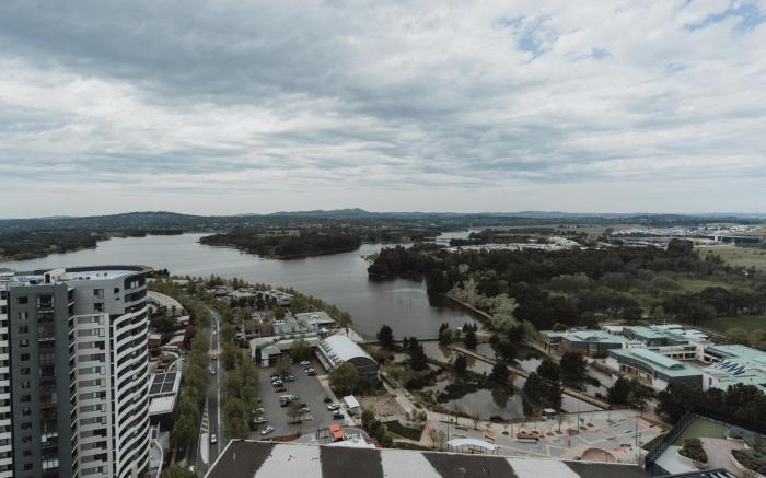 Panoramic Lake View 2-Bed with Pool, Gym and BBQ